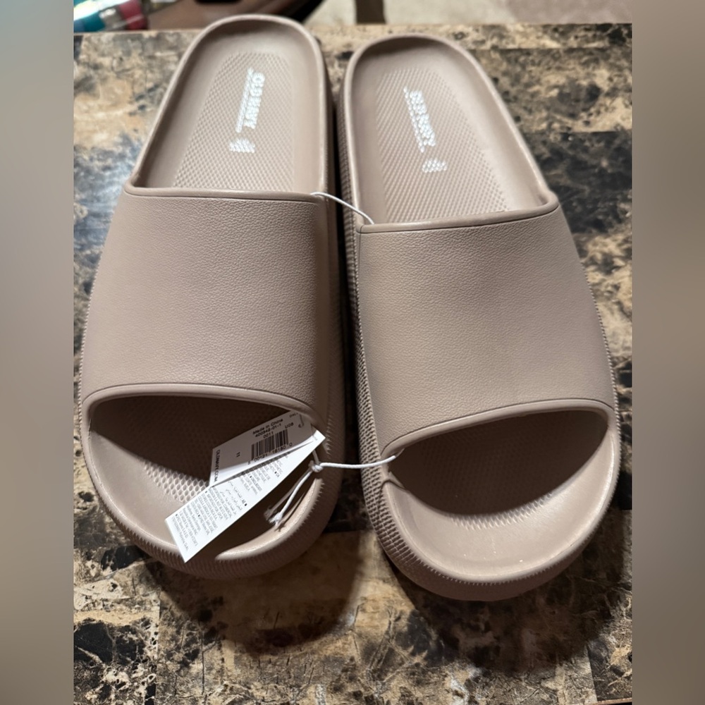 ✨ New Old Navy Women’s Slides in Taupe Size 11 ✨